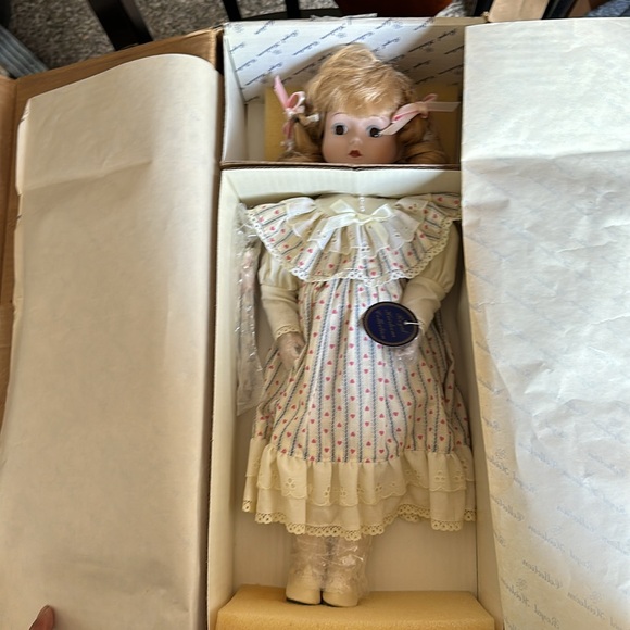 Vintage Royal Heirloom Collection Porcelain Doll Pauline - Picture 4 of 12